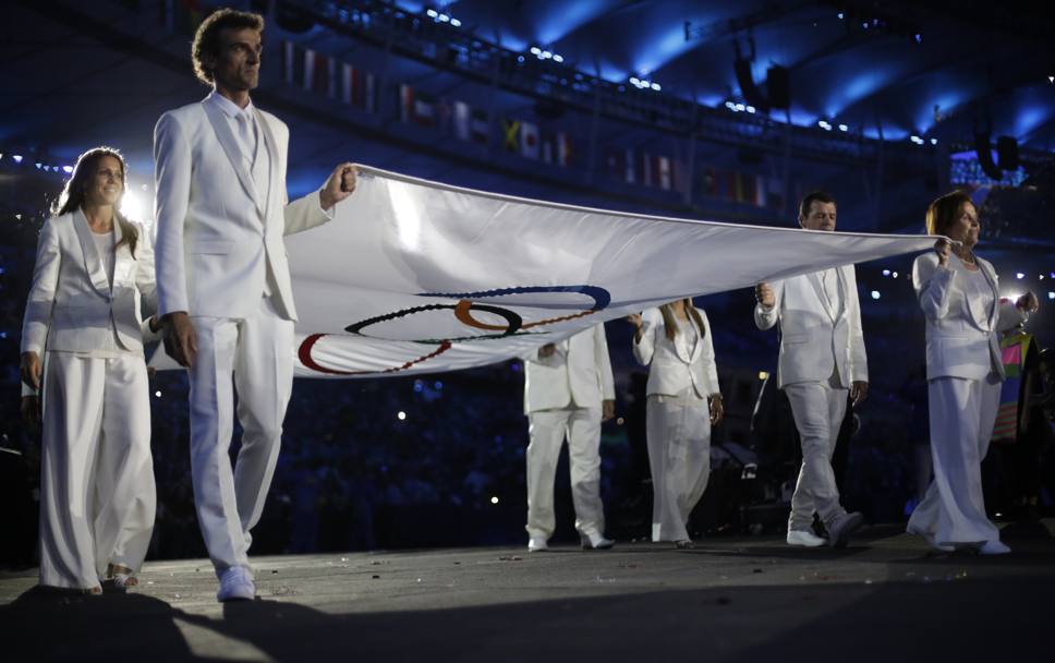 L&#39;arrivo della bandiera olimpica. Ap